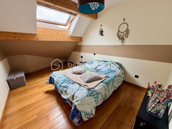 Propriété d’Architecte d’Exception – Élégance, Volumes et Art de Vivre

À seulement 5 minutes du centre-ville, au cœur d’un environnement préservé et verdoyant, cette somptueuse propriété d’architecte de 347 m² habitables incarne l’alliance parfaite entre raffinement, confort et exclusivité.

Édifiée sur un domaine privé de 6 223 m², cette demeure remarquable séduit dès les premiers instants par son architecture contemporaine, ses volumes spectaculaires et la qualité de ses prestations. 

Chaque espace a été pensé pour offrir un cadre de vie d’exception, où lumière, sérénité et bien-être se conjuguent au quotidien.

Un espace de réception majestueux :
Dès l’entrée, les volumes impressionnent. Le vaste espace de vie de 75 m², composé d’un salon et d’une salle à manger, bénéficie d’une luminosité remarquable grâce à ses larges ouvertures sur les terrasses. Le poêle à granulés apporte une atmosphère chaleureuse et élégante, idéale pour les moments de convivialité.

La cuisine aménagée et équipée de 27 m², prolongée par les espaces extérieurs, ravira les amateurs de gastronomie et de réception.
Une arrière-cuisine complète cet ensemble avec discrétion et fonctionnalité.

Un univers dédié au bien-être et aux loisirs :
Pensée comme une véritable résidence privée, la propriété offre des espaces rares et exclusifs :
•	Salle de cinéma privée de 33 m²
•	Salle de sport de 24 m² avec espace douche et WC
•	Véranda dédiée à la détente avec jacuzzi
•	Salle de billard de 32 m²
•	Cave à vin de 16 m² pour les amateurs de grands crus

Une suite parentale digne des plus belles résidences :
Au rez-de-chaussée, la suite parentale de 33 m² constitue un véritable cocon privé. Elle dispose d’un dressing sur mesure ainsi que d’une élégante salle d’eau privative, offrant intimité et confort absolu.

Des espaces nuit privilégiés :
À l’étage, une mezzanine de 16 m² distribue les différents espaces de nuit :
•	Trois chambres confortables aux volumes optimisés
•	Dont une chambre bénéficiant d’un accès direct à une terrasse privative offrant une vue privilégiée sur le Mont Olympe
•	Une salle de bains
•	WC indépendant

Des extérieurs rares et préservés :
Le domaine s’étend sur plus de 6 000 m² de terrain, véritable écrin de verdure garantissant calme et intimité.
Les terrasses, parfaitement intégrées à l’architecture de la maison, invitent à profiter pleinement des beaux jours dans un cadre exceptionnel.

Le stationnement est à la hauteur de la propriété avec :
•	Un garage de 70 m² pouvant accueillir jusqu’à 4 véhicules
•	Un parking extérieur pour 5 véhicules supplémentaires

Prestations haut de gamme
•	Menuiseries aluminium double vitrage
•	Volets roulants électriques centralisés
•	Chauffage au gaz complété par un poêle à granulés
•	Interphone
•	Portail motorisé
•	Façades entièrement rénovées et repeintes en octobre 2024

Informations techniques
•	Surface habitable : 347 m²
•	Terrain : 6 223 m²
•	Taxe foncière : 5 242 €
•	DPE : C (146 kWh/m²/an)
•	GES : C (22 kg CO₂/m²/an)

Une adresse confidentielle pour une clientèle exigeante.
Cette propriété unique réunit tous les attributs d’un bien d’exception : volumes généreux, prestations de qualité, espaces dédiés aux loisirs et au bien-être, vaste parc privé et proximité immédiate du centre-ville.

Une demeure rare, destinée aux acquéreurs en quête d’exclusivité, d’élégance et d’un art de vivre incomparable.