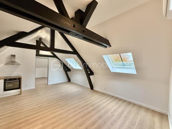 Résidence Blanche, très jolie petite copropriété de 12 logements, idéalement située à proximité du cirque, du centre ville et des commerces.

Découvrez au 2ème étage ce bel appartement T3 totalement rénové de 62 m² habitables ( 87 au sol ) !

Ce bien se compose comme suit :
.Entrée
.Bel espace de vie ouvert ( cuisine, salon, salle à manger )
.2 chambres ( 12 et 13 m²)
.Salle d'eau avec wc
.Placards

Une cave vient compléter se bien, local vélo au sein de la copropriété.

Une place de parking est disponible à la vente en supplément ( 20.000€ )

Menuiseries double vitrage
Chauffage et production eau chaude électrique
Pompe à chaleur air/air ( chauffage et climatisation )
Taxe foncière prévisionnelle : 1446 €
.
