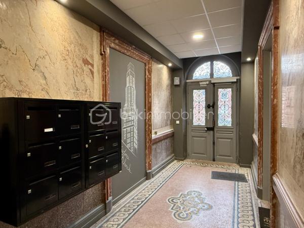 Résidence Blanche, très jolie petite copropriété de 12 logements, idéalement située à proximité du cirque, du centre ville et des commerces.

Découvrez au 2ème étage ce bel appartement T3 totalement rénové de 62 m² habitables ( 87 au sol ) !

Ce bien se compose comme suit :
.Entrée
.Bel espace de vie ouvert ( cuisine, salon, salle à manger )
.2 chambres ( 12 et 13 m²)
.Salle d'eau avec wc
.Placards

Une cave vient compléter se bien, local vélo au sein de la copropriété.

Une place de parking est disponible à la vente en supplément ( 20.000€ )

Menuiseries double vitrage
Chauffage et production eau chaude électrique
Pompe à chaleur air/air ( chauffage et climatisation )
Taxe foncière prévisionnelle : 1446 €
.