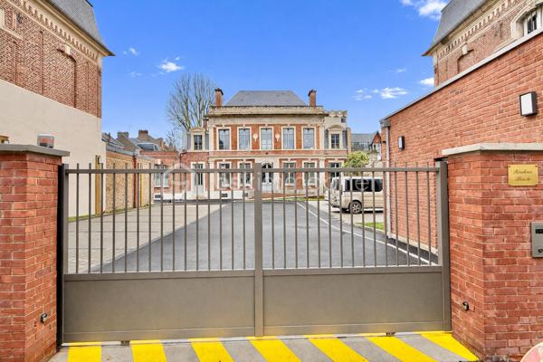 Résidence Blanche, très jolie petite copropriété de 12 logements, idéalement située à proximité du cirque, du centre ville et des commerces.

Découvrez au 2ème étage ce bel appartement T3 totalement rénové de 62 m² habitables ( 87 au sol ) !

Ce bien se compose comme suit :
.Entrée
.Bel espace de vie ouvert ( cuisine, salon, salle à manger )
.2 chambres ( 12 et 13 m²)
.Salle d'eau avec wc
.Placards

Une cave vient compléter se bien, local vélo au sein de la copropriété.

Une place de parking est disponible à la vente en supplément ( 20.000€ )

Menuiseries double vitrage
Chauffage et production eau chaude électrique
Pompe à chaleur air/air ( chauffage et climatisation )
Taxe foncière prévisionnelle : 1446 €
.