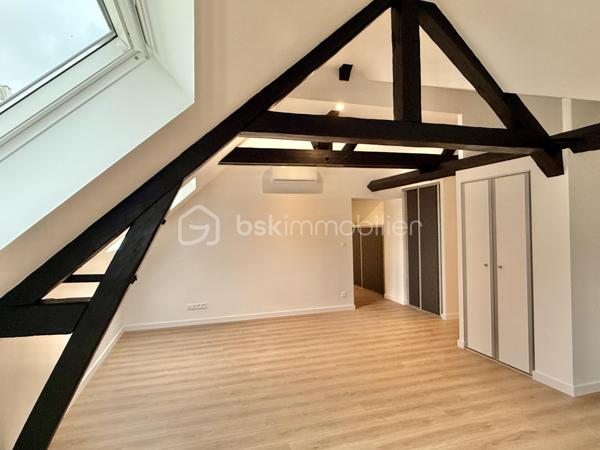 Résidence Blanche, très jolie petite copropriété de 12 logements, idéalement située à proximité du cirque, du centre ville et des commerces.

Découvrez au 2ème étage ce bel appartement T3 totalement rénové de 62 m² habitables ( 87 au sol ) !

Ce bien se compose comme suit :
.Entrée
.Bel espace de vie ouvert ( cuisine, salon, salle à manger )
.2 chambres ( 12 et 13 m²)
.Salle d'eau avec wc
.Placards

Une cave vient compléter se bien, local vélo au sein de la copropriété.

Une place de parking est disponible à la vente en supplément ( 20.000€ )

Menuiseries double vitrage
Chauffage et production eau chaude électrique
Pompe à chaleur air/air ( chauffage et climatisation )
Taxe foncière prévisionnelle : 1446 €
.