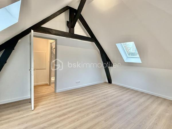Résidence Blanche, très jolie petite copropriété de 12 logements, idéalement située à proximité du cirque, du centre ville et des commerces.

Découvrez au 2ème étage ce bel appartement T3 totalement rénové de 62 m² habitables ( 87 au sol ) !

Ce bien se compose comme suit :
.Entrée
.Bel espace de vie ouvert ( cuisine, salon, salle à manger )
.2 chambres ( 12 et 13 m²)
.Salle d'eau avec wc
.Placards

Une cave vient compléter se bien, local vélo au sein de la copropriété.

Une place de parking est disponible à la vente en supplément ( 20.000€ )

Menuiseries double vitrage
Chauffage et production eau chaude électrique
Pompe à chaleur air/air ( chauffage et climatisation )
Taxe foncière prévisionnelle : 1446 €
.