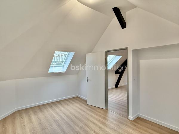 Résidence Blanche, très jolie petite copropriété de 12 logements, idéalement située à proximité du cirque, du centre ville et des commerces.

Découvrez au 2ème étage ce bel appartement T3 totalement rénové de 62 m² habitables ( 87 au sol ) !

Ce bien se compose comme suit :
.Entrée
.Bel espace de vie ouvert ( cuisine, salon, salle à manger )
.2 chambres ( 12 et 13 m²)
.Salle d'eau avec wc
.Placards

Une cave vient compléter se bien, local vélo au sein de la copropriété.

Une place de parking est disponible à la vente en supplément ( 20.000€ )

Menuiseries double vitrage
Chauffage et production eau chaude électrique
Pompe à chaleur air/air ( chauffage et climatisation )
Taxe foncière prévisionnelle : 1446 €
.