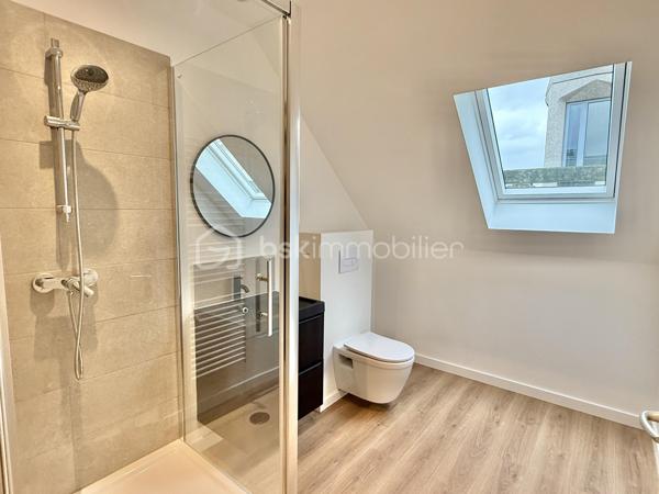Résidence Blanche, très jolie petite copropriété de 12 logements, idéalement située à proximité du cirque, du centre ville et des commerces.

Découvrez au 2ème étage ce bel appartement T3 totalement rénové de 62 m² habitables ( 87 au sol ) !

Ce bien se compose comme suit :
.Entrée
.Bel espace de vie ouvert ( cuisine, salon, salle à manger )
.2 chambres ( 12 et 13 m²)
.Salle d'eau avec wc
.Placards

Une cave vient compléter se bien, local vélo au sein de la copropriété.

Une place de parking est disponible à la vente en supplément ( 20.000€ )

Menuiseries double vitrage
Chauffage et production eau chaude électrique
Pompe à chaleur air/air ( chauffage et climatisation )
Taxe foncière prévisionnelle : 1446 €
.