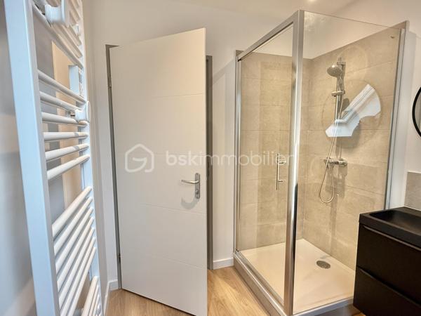 Résidence Blanche, très jolie petite copropriété de 12 logements, idéalement située à proximité du cirque, du centre ville et des commerces.

Découvrez au 2ème étage ce bel appartement T3 totalement rénové de 62 m² habitables ( 87 au sol ) !

Ce bien se compose comme suit :
.Entrée
.Bel espace de vie ouvert ( cuisine, salon, salle à manger )
.2 chambres ( 12 et 13 m²)
.Salle d'eau avec wc
.Placards

Une cave vient compléter se bien, local vélo au sein de la copropriété.

Une place de parking est disponible à la vente en supplément ( 20.000€ )

Menuiseries double vitrage
Chauffage et production eau chaude électrique
Pompe à chaleur air/air ( chauffage et climatisation )
Taxe foncière prévisionnelle : 1446 €
.
