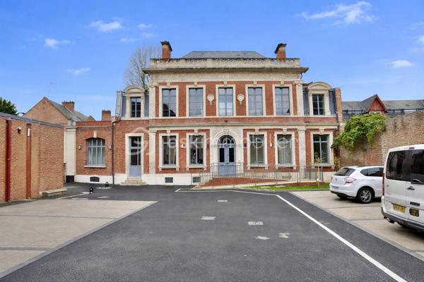 Résidence Blanche, très jolie petite copropriété de 12 logements, idéalement située à proximité du cirque, du centre ville et des commerces.

Découvrez au 2ème étage ce bel appartement T3 totalement rénové de 62 m² habitables ( 87 au sol ) !

Ce bien se compose comme suit :
.Entrée
.Bel espace de vie ouvert ( cuisine, salon, salle à manger )
.2 chambres ( 12 et 13 m²)
.Salle d'eau avec wc
.Placards

Une cave vient compléter se bien, local vélo au sein de la copropriété.

Une place de parking est disponible à la vente en supplément ( 20.000€ )

Menuiseries double vitrage
Chauffage et production eau chaude électrique
Pompe à chaleur air/air ( chauffage et climatisation )
Taxe foncière prévisionnelle : 1446 €
.