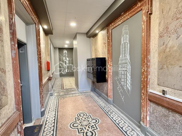 Résidence Blanche, très jolie petite copropriété de 12 logements, idéalement située à proximité du cirque, du centre ville et des commerces.

Découvrez au 2ème étage ce bel appartement T3 totalement rénové de 62 m² habitables ( 87 au sol ) !

Ce bien se compose comme suit :
.Entrée
.Bel espace de vie ouvert ( cuisine, salon, salle à manger )
.2 chambres ( 12 et 13 m²)
.Salle d'eau avec wc
.Placards

Une cave vient compléter se bien, local vélo au sein de la copropriété.

Une place de parking est disponible à la vente en supplément ( 20.000€ )

Menuiseries double vitrage
Chauffage et production eau chaude électrique
Pompe à chaleur air/air ( chauffage et climatisation )
Taxe foncière prévisionnelle : 1446 €
.