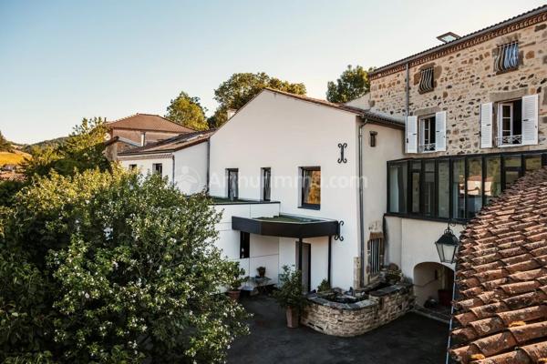 Vente                                                      Maison
                        
                                         395 m2                     à Vic-le-Comte