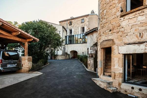 Vente                                                      Maison
                        
                                         395 m2                     à Vic-le-Comte