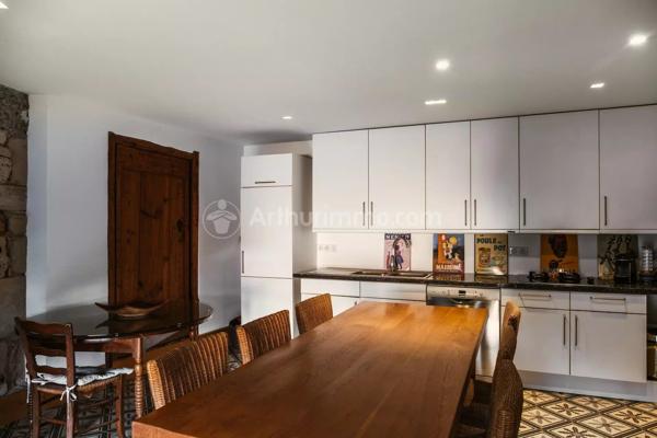 Vente                                                      Maison
                        
                                         395 m2                     à Vic-le-Comte