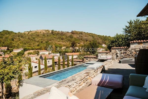 Vente                                                      Maison
                        
                                         395 m2                     à Vic-le-Comte