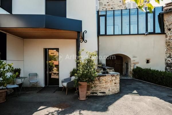 Vente                                                      Maison
                        
                                         395 m2                     à Vic-le-Comte