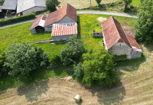 Ensemble immobilier, 2 granges en pierre sur 2 hectares de terrain.
