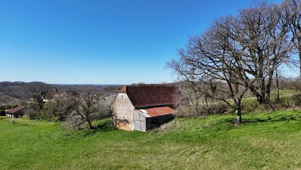 Ensemble immobilier, 2 granges en pierre sur 2 hectares de terrain.