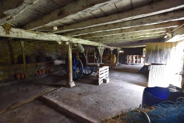 Ensemble immobilier, 2 granges en pierre sur 2 hectares de terrain.