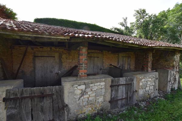 Ensemble immobilier, 2 granges en pierre sur 2 hectares de terrain.