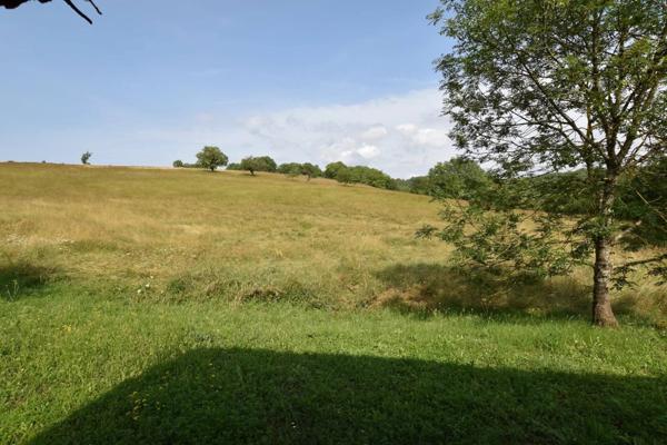 Ensemble immobilier, 2 granges en pierre sur 2 hectares de terrain.
