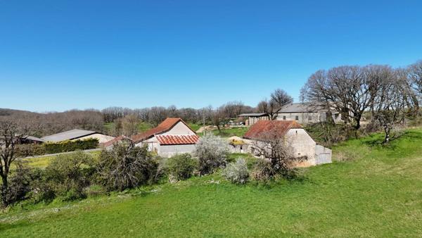 Ensemble immobilier, 2 granges en pierre sur 2 hectares de terrain.
