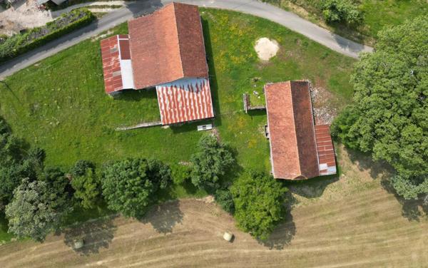 Ensemble immobilier, 2 granges en pierre sur 2 hectares de terrain.