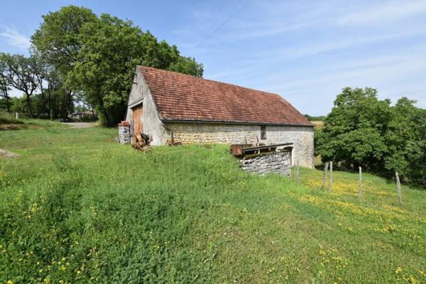 Ensemble immobilier, 2 granges en pierre sur 2 hectares de terrain.