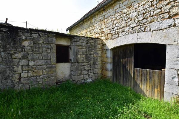 Ensemble immobilier, 2 granges en pierre sur 2 hectares de terrain.