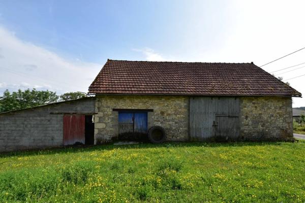 Ensemble immobilier, 2 granges en pierre sur 2 hectares de terrain.
