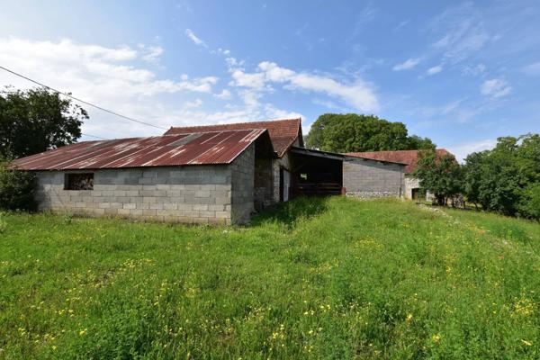 Ensemble immobilier, 2 granges en pierre sur 2 hectares de terrain.