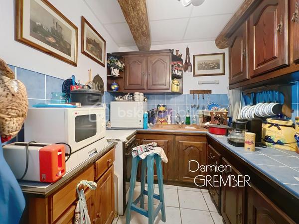 Découvrez cette maison rare sur le secteur ! Maison d’angle sur 3 niveaux : un rez-de-chaussée surélevé de un étage + grand grenier de 53m² dans rue CALME avec GRAND GARAGE, idéale pour :
• Marchands de biens : gros potentiel de division en 2 à 3 logements distincts grâce à un escalier accessible dès l’entrée.
• Investisseurs : création d’un immeuble locatif
• Particuliers : résidence principale ou secondaire

La surface au sol est d'environ 153 m² : énorme potentiel !

Répartition actuelle :
• RDC : chambre + cuisine + salle d’eau/WC + garage 25m² avec porte motorisée + remise
• 1er étage : séjour avec cheminée/cuisine 31m², 2 pièces annexes qui servaient de chambres, salle d’eau/WC, balcon
• 2e étage : grenier 53m² de plancher, idéal pour y créer un logement T4 indépendant ou une terrasse tropézienne (selon
autorisations)
Simple vitrage. Double exposition : traversant sud / est. Stationnement facile grâce au double garage et aux parkings publics gratuits situés à proximité.
Au centre-ville, proche des commodités et à 5 km de la plage.
Travaux à prévoir = grosse valorisation à la clé !

⸻

📞 Intéressé(e) ?

🎥 Accédez à la Visite virtuelle 360° depuis l'annonce pour une découverte immersive en toute autonomie.
Contactez Damien GREMBER – BSK Immobilier pour tout renseignement ou pour une visite sur place.