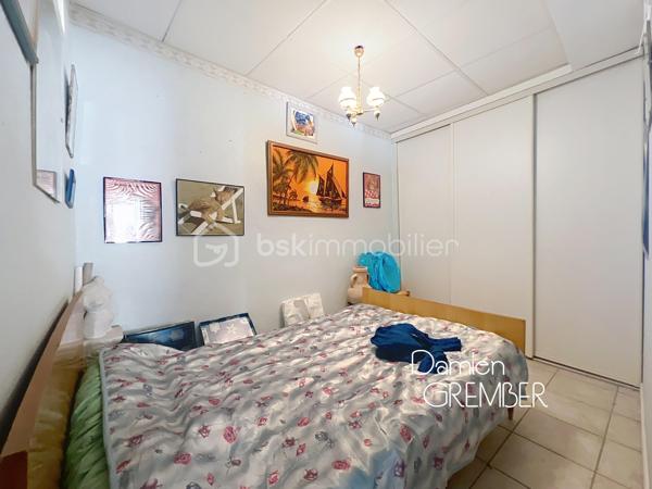 Découvrez cette maison rare sur le secteur ! Maison d’angle sur 3 niveaux : un rez-de-chaussée surélevé de un étage + grand grenier de 53m² dans rue CALME avec GRAND GARAGE, idéale pour :
• Marchands de biens : gros potentiel de division en 2 à 3 logements distincts grâce à un escalier accessible dès l’entrée.
• Investisseurs : création d’un immeuble locatif
• Particuliers : résidence principale ou secondaire

La surface au sol est d'environ 153 m² : énorme potentiel !

Répartition actuelle :
• RDC : chambre + cuisine + salle d’eau/WC + garage 25m² avec porte motorisée + remise
• 1er étage : séjour avec cheminée/cuisine 31m², 2 pièces annexes qui servaient de chambres, salle d’eau/WC, balcon
• 2e étage : grenier 53m² de plancher, idéal pour y créer un logement T4 indépendant ou une terrasse tropézienne (selon
autorisations)
Simple vitrage. Double exposition : traversant sud / est. Stationnement facile grâce au double garage et aux parkings publics gratuits situés à proximité.
Au centre-ville, proche des commodités et à 5 km de la plage.
Travaux à prévoir = grosse valorisation à la clé !

⸻

📞 Intéressé(e) ?

🎥 Accédez à la Visite virtuelle 360° depuis l'annonce pour une découverte immersive en toute autonomie.
Contactez Damien GREMBER – BSK Immobilier pour tout renseignement ou pour une visite sur place.