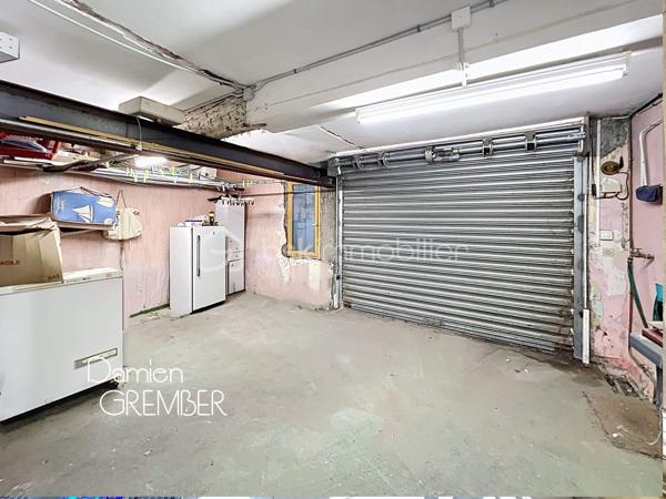 Découvrez cette maison rare sur le secteur ! Maison d’angle sur 3 niveaux : un rez-de-chaussée surélevé de un étage + grand grenier de 53m² dans rue CALME avec GRAND GARAGE, idéale pour :
• Marchands de biens : gros potentiel de division en 2 à 3 logements distincts grâce à un escalier accessible dès l’entrée.
• Investisseurs : création d’un immeuble locatif
• Particuliers : résidence principale ou secondaire

La surface au sol est d'environ 153 m² : énorme potentiel !

Répartition actuelle :
• RDC : chambre + cuisine + salle d’eau/WC + garage 25m² avec porte motorisée + remise
• 1er étage : séjour avec cheminée/cuisine 31m², 2 pièces annexes qui servaient de chambres, salle d’eau/WC, balcon
• 2e étage : grenier 53m² de plancher, idéal pour y créer un logement T4 indépendant ou une terrasse tropézienne (selon
autorisations)
Simple vitrage. Double exposition : traversant sud / est. Stationnement facile grâce au double garage et aux parkings publics gratuits situés à proximité.
Au centre-ville, proche des commodités et à 5 km de la plage.
Travaux à prévoir = grosse valorisation à la clé !

⸻

📞 Intéressé(e) ?

🎥 Accédez à la Visite virtuelle 360° depuis l'annonce pour une découverte immersive en toute autonomie.
Contactez Damien GREMBER – BSK Immobilier pour tout renseignement ou pour une visite sur place.
