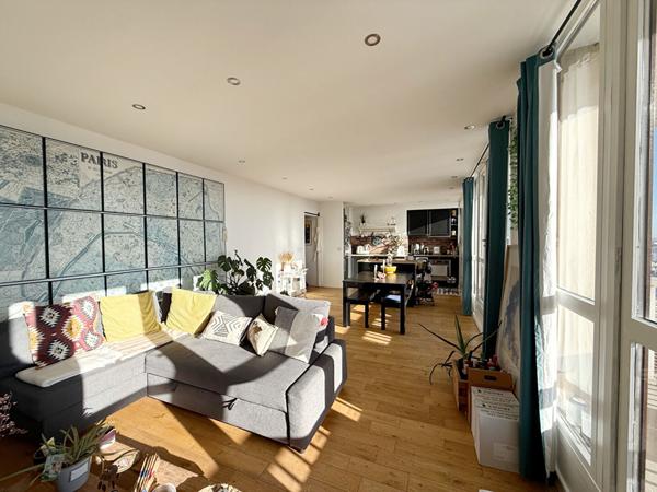 Appartement 3 pièces de 64m² avec terrasse de 100m², parking et cave à 8 minutes de la gare du centre. €250 000 ** - Référence 4508