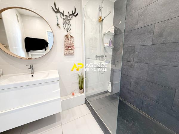 Appartement 3 pièces de 64m² avec terrasse de 100m², parking et cave à 8 minutes de la gare du centre. €250 000 ** - Référence 4508