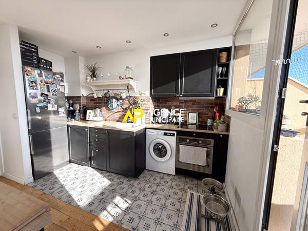 Appartement 3 pièces de 64m² avec terrasse de 100m², parking et cave à 8 minutes de la gare du centre. €250 000 ** - Référence 4508