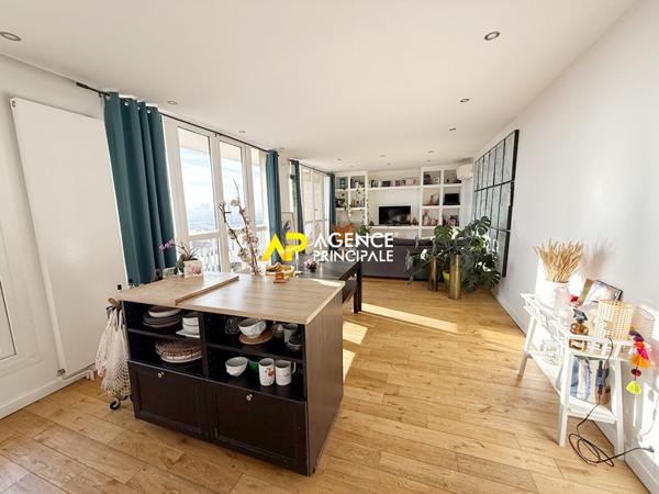 Appartement 3 pièces de 64m² avec terrasse de 100m², parking et cave à 8 minutes de la gare du centre. €250 000 ** - Référence 4508