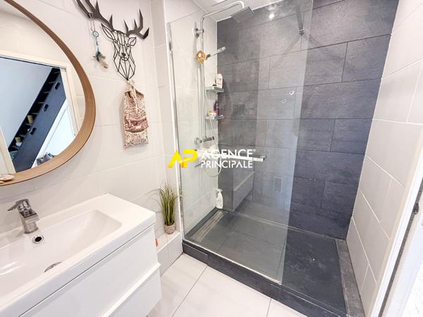 Appartement 3 pièces de 64m² avec terrasse de 100m², parking et cave à 8 minutes de la gare du centre. €250 000 ** - Référence 4508