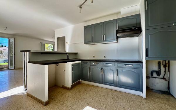 Maison à vendre    8 pièces •  Eyguières