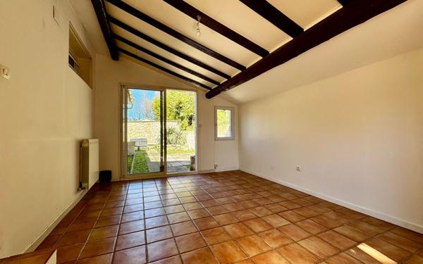 Maison à vendre    8 pièces •  Eyguières