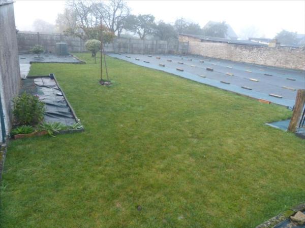 COMMER- Terrain avec CU positif dans le bourg non viabilisé.