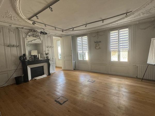 Immeuble de bureaux à vendre situé à Compiègne, proche centre ville.