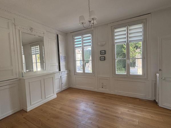 Immeuble de bureaux à vendre situé à Compiègne, proche centre ville.