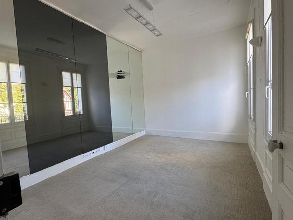 Immeuble de bureaux à vendre situé à Compiègne, proche centre ville.