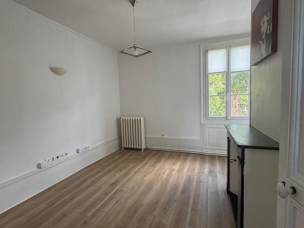 Immeuble de bureaux à vendre situé à Compiègne, proche centre ville.