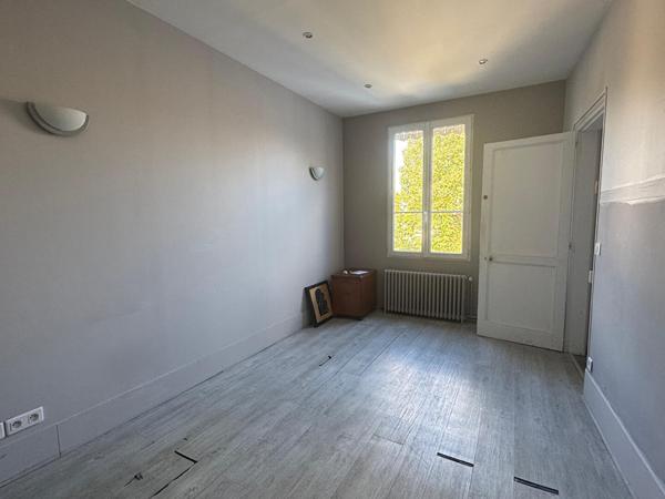 Immeuble de bureaux à vendre situé à Compiègne, proche centre ville.