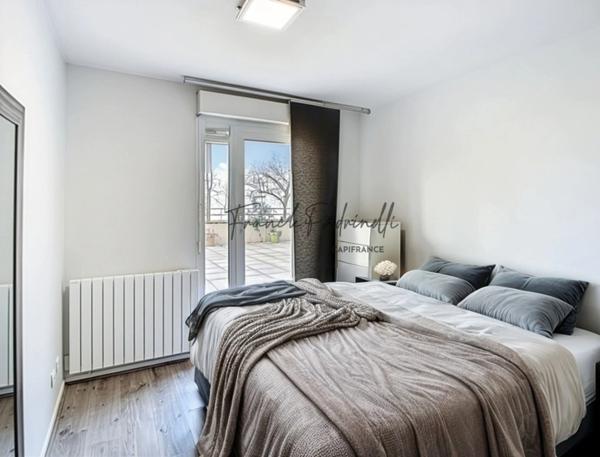Appartement à vendre 3 pièces 72 m²  VILLEURBANNE (69) CHARPENNES – Place Charles Hernu avec terrasse exceptionnelle de 75 m²