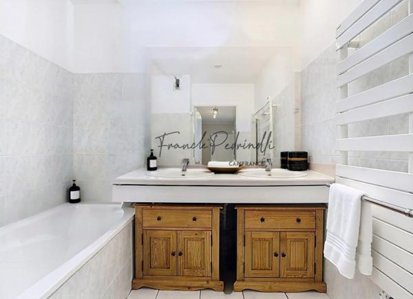 Appartement à vendre 3 pièces 72 m²  VILLEURBANNE (69) CHARPENNES – Place Charles Hernu avec terrasse exceptionnelle de 75 m²
