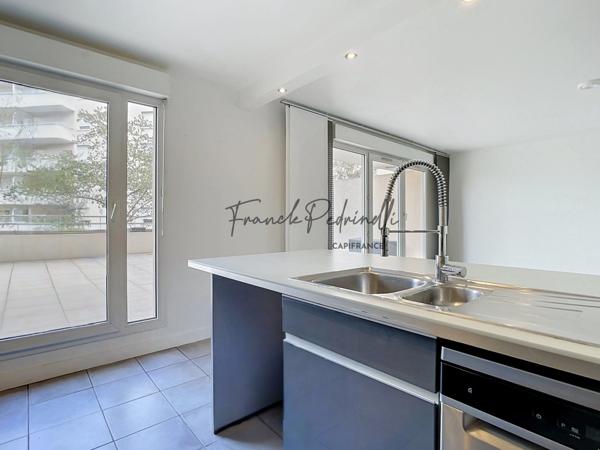 Appartement à vendre 3 pièces 72 m²  VILLEURBANNE (69) CHARPENNES – Place Charles Hernu avec terrasse exceptionnelle de 75 m²