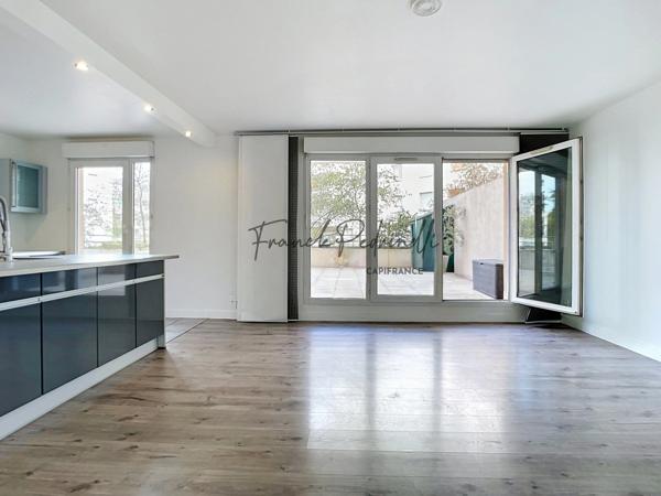 Appartement à vendre 3 pièces 72 m²  VILLEURBANNE (69) CHARPENNES – Place Charles Hernu avec terrasse exceptionnelle de 75 m²