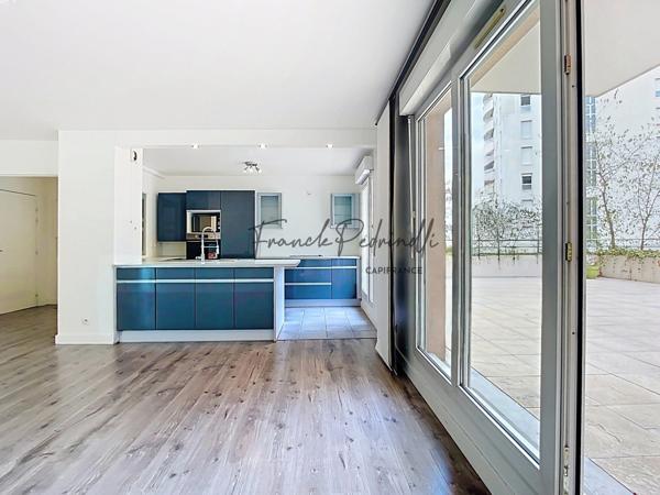 Appartement à vendre 3 pièces 72 m²  VILLEURBANNE (69) CHARPENNES – Place Charles Hernu avec terrasse exceptionnelle de 75 m²