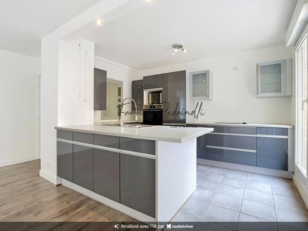 Appartement à vendre 3 pièces 72 m²  VILLEURBANNE (69) CHARPENNES – Place Charles Hernu avec terrasse exceptionnelle de 75 m²