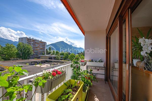 Au cœur du quartier prisé de Novel à Annecy, découvrez ce bel appartement T4 de 88 m², entièrement rénové en 2021, offrant un cadre de vie confortable et fonctionnel, idéal pour une famille ou pour toute personne recherchant la proximité immédiate des commodités.

Situé au 3ᵉ étage d’une copropriété sécurisée de 10 étages, parfaitement entretenue et bénéficiant de la présence d’un gardien résidant sur place, cet appartement séduit dès l’entrée par ses volumes généreux et sa luminosité.

Il se compose d’un agréable séjour ouvrant sur un balcon, d’une cuisine indépendante entièrement équipée, de trois chambres confortables dont une de plus de 13 m², d’une salle de bains, d’un WC séparé ainsi que d’une loggia. Véritable atout du bien, chaque chambre dispose de son propre balcon, tout comme la cuisine et le séjour, offrant de multiples espaces extérieurs pour profiter d’une vue agréable sur les montagnes environnantes.

Une grande cave ainsi qu’un local à vélos viennent compléter ce bien. Il est également possible de louer un garage fermé au sein de la copropriété.

L’emplacement constitue l’un des principaux points forts de cet appartement. À seulement 15 minutes a pied du lac d’Annecy, vous bénéficierez d’un environnement particulièrement agréable où tout est accessible à pied : écoles, crèches, pharmacies, nombreux médecins et professionnels de santé, marché au pied de l’immeuble, boulangeries, commerces de proximité, supermarché, bar-tabac et l’ensemble des services nécessaires au quotidien.

Le stationnement est facilité grâce aux nombreux emplacements disponibles dans la résidence et à ses abords.

La copropriété comprend 62 lots principaux (122 lots au total) et ne fait l’objet d’aucune procédure en cours. Soucieuse du confort de ses résidents, elle a récemment bénéficié d’importants travaux d’amélioration avec le remplacement de la sous-station du chauffage collectif en octobre 2025, alimenté par le réseau de chauffage urbain au biogaz, ainsi qu’une révision complète des canalisations et de la tuyauterie en 2025.

Ce bien réunit tous les critères recherchés : une rénovation récente, de beaux volumes, plusieurs espaces extérieurs, une vue dégagée, une copropriété entretenue et un emplacement privilégié à proximité immédiate de toutes les commodités.

Une belle opportunité à découvrir sans tarder.

Florian Bondon – BSK Immobilier
